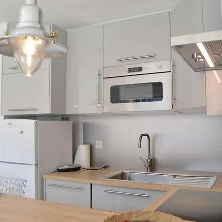 Renove, Climatise A 200m De La Avec Balcon Et Parking Prive - Fr-1-229d-12 *