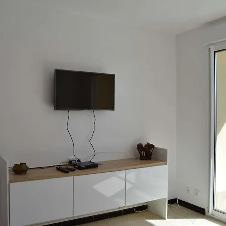 Apartment Renove, Climatise A 200m De La Avec Balcon Et Parking Prive - Fr-1-229d-12 Fleury (Aude)