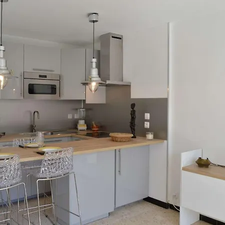 Apartment Renove, Climatise A 200m De La Avec Balcon Et Parking Prive - Fr-1-229d-12 Fleury (Aude)